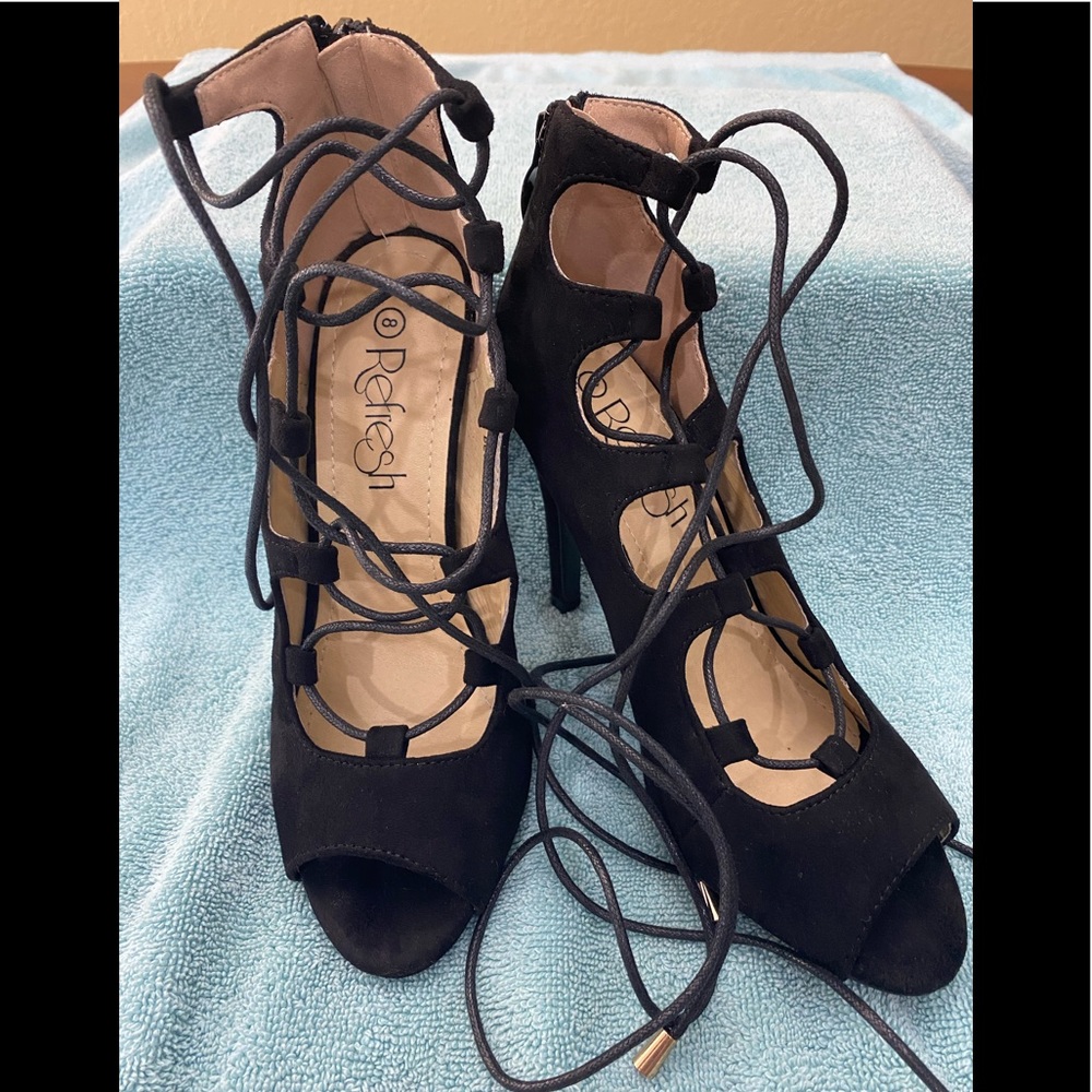 Black suede “Refresh” heels
